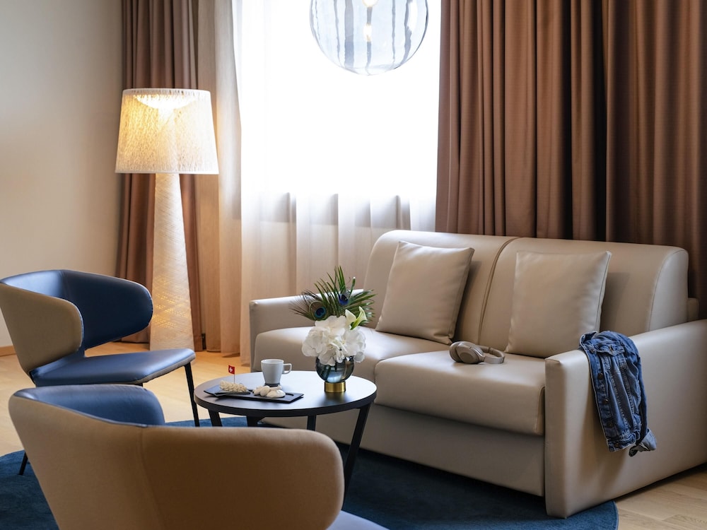 Suite familiar moderna, elegante y espaciosa en planta superior del hotel Mercure Geneva Airport. Foto 6