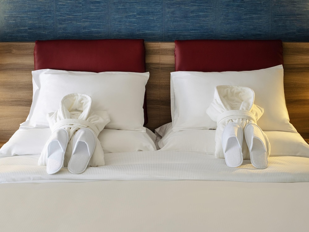 Suite familiar moderna, elegante y espaciosa en planta superior del hotel Mercure Geneva Airport. Foto 7
