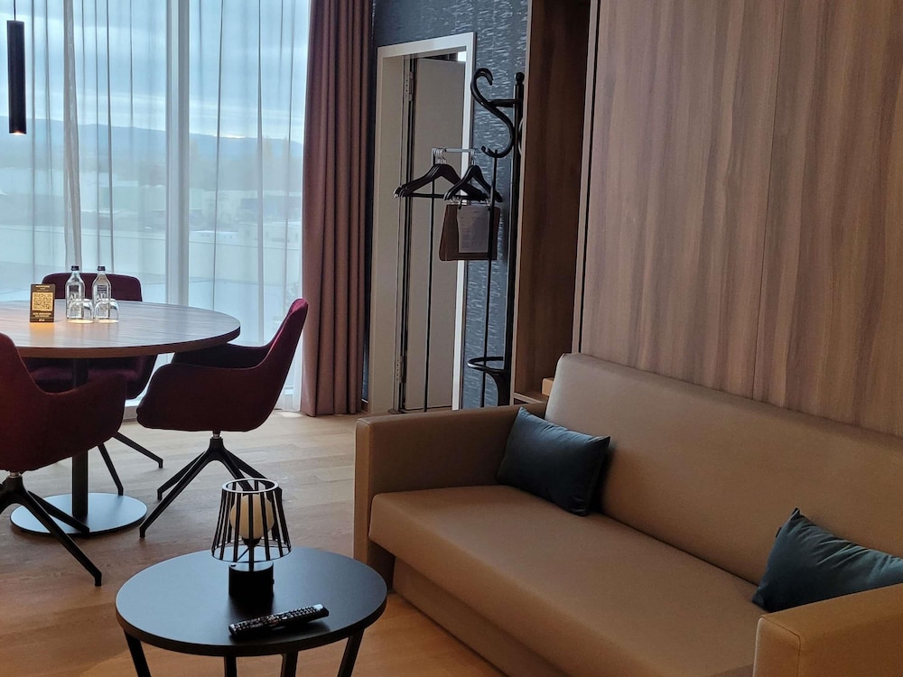 Suite familiar moderna, elegante y espaciosa en planta superior del hotel Mercure Geneva Airport. Foto 8