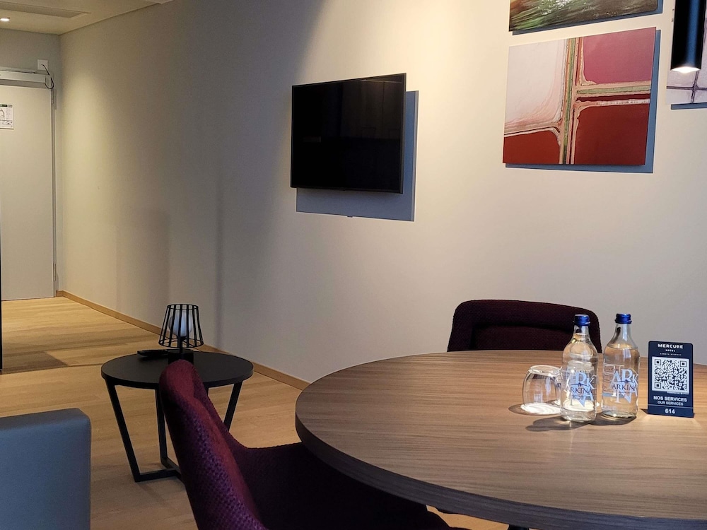 Suite familiar moderna, elegante y espaciosa en planta superior del hotel Mercure Geneva Airport. Foto 9