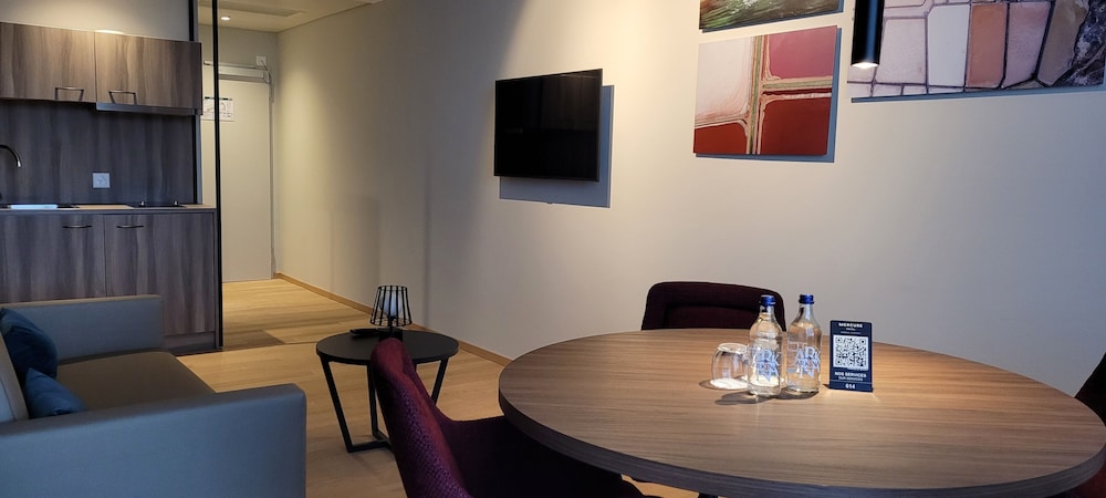 Suite familiar moderna, elegante y espaciosa en planta superior del hotel Mercure Geneva Airport. Foto 10