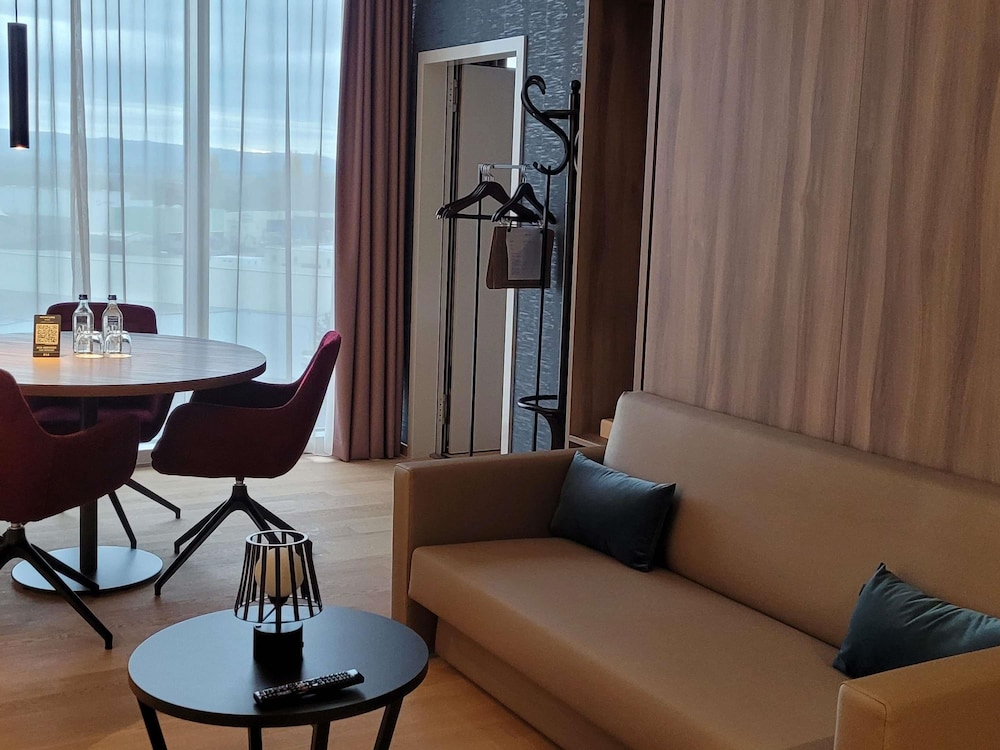Suite familiar moderna, elegante y espaciosa en planta superior del hotel Mercure Geneva Airport. Foto 9
