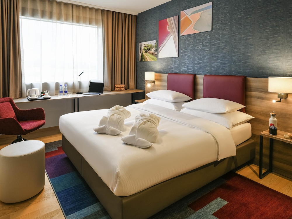 Habitación estándar con amplio escritorio - moderna, elegante, espaciosa y cómoda del hotel Mercure Geneva Airport