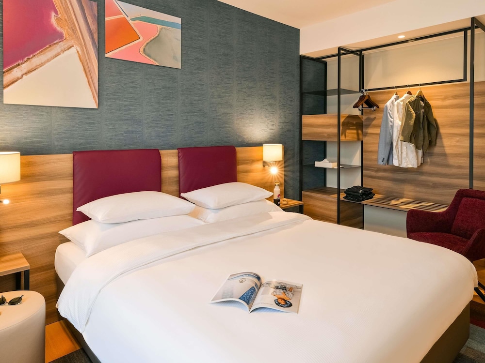 Habitación estándar con amplio escritorio - moderna, elegante, espaciosa y cómoda del hotel Mercure Geneva Airport. Foto 5