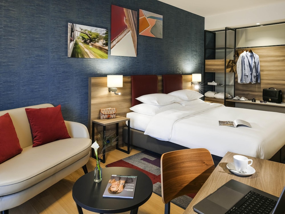 Habitaciones superiores situadas en las plantas superiores, modernas, elegantes y espaciosas del hotel Mercure Geneva Airport