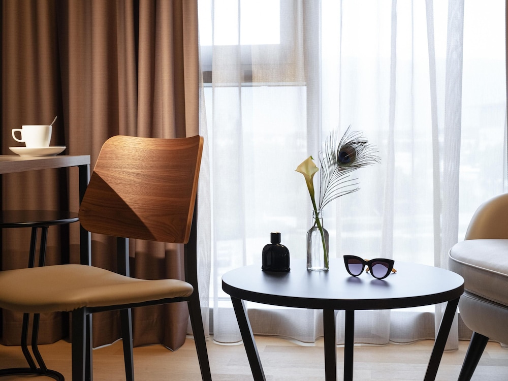 Habitaciones superiores situadas en las plantas superiores, modernas, elegantes y espaciosas del hotel Mercure Geneva Airport. Foto 5