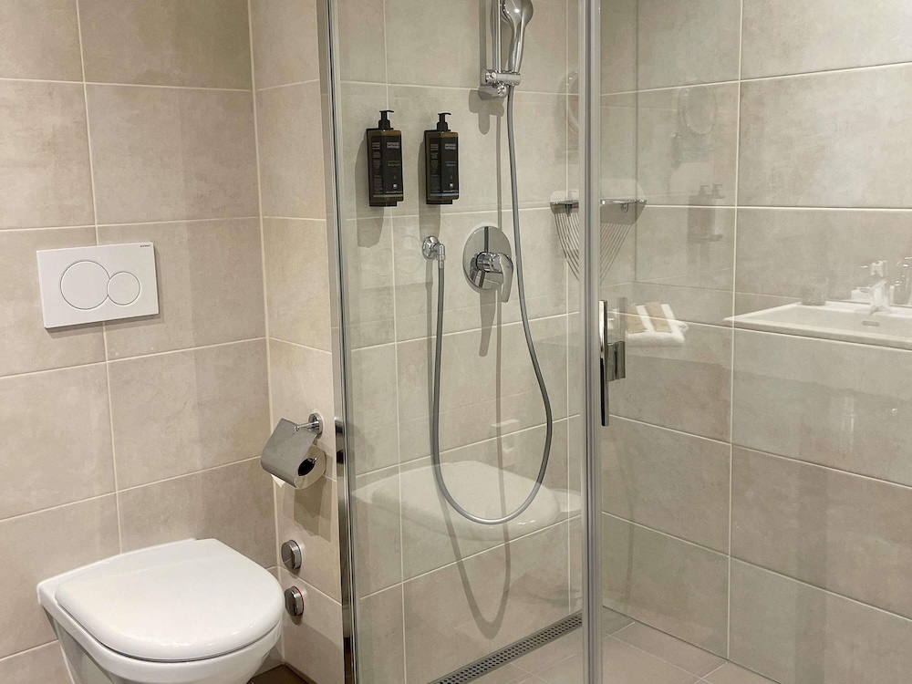 Suite familiar moderna, elegante y espaciosa en planta superior del hotel Mercure Geneva Airport. Foto 11