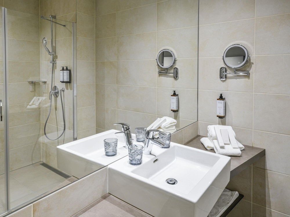 Suite familiar moderna, elegante y espaciosa en planta superior del hotel Mercure Geneva Airport. Foto 12