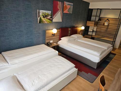 Habitación familiar con 1 cama doble y 1 cama supletoria (capacidad) del hotel Mercure Geneva Airport. Foto 2