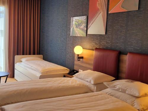 Habitación familiar con 1 cama doble y 1 cama supletoria (capacidad) del hotel Mercure Geneva Airport. Foto 3