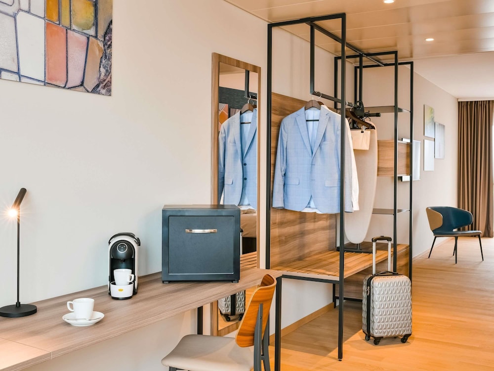 Suite superior, cama doble y cama supletoria del hotel Mercure Geneva Airport. Foto 2
