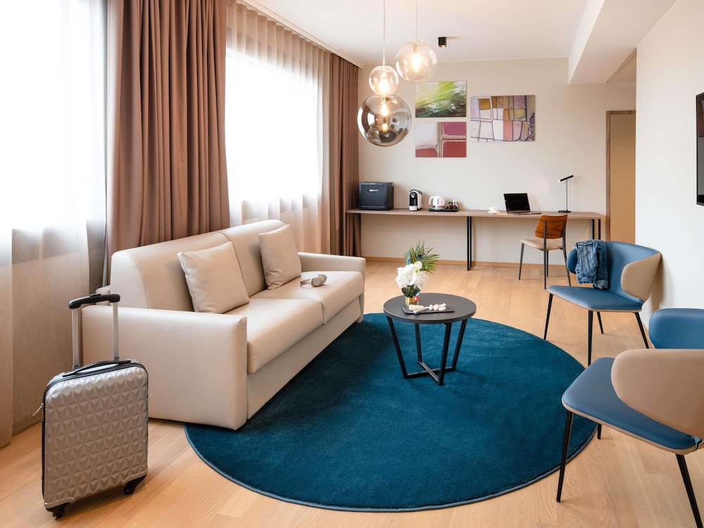 Suite superior, cama doble y cama supletoria del hotel Mercure Geneva Airport. Foto 3