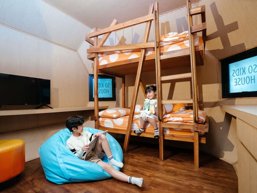 SO FAMILY Kid's House, 1 Cama King o 2 Camas Individuales con Casa Infantil, Diseño SO Arty & SO Nature del hotel So Sofitel Hua Hin. Foto 5