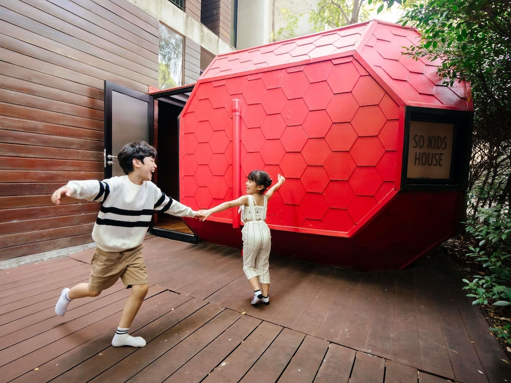 SO FAMILY Kid's House, 1 Cama King o 2 Camas Individuales con Casa Infantil, Diseño SO Arty & SO Nature del hotel So Sofitel Hua Hin. Foto 7