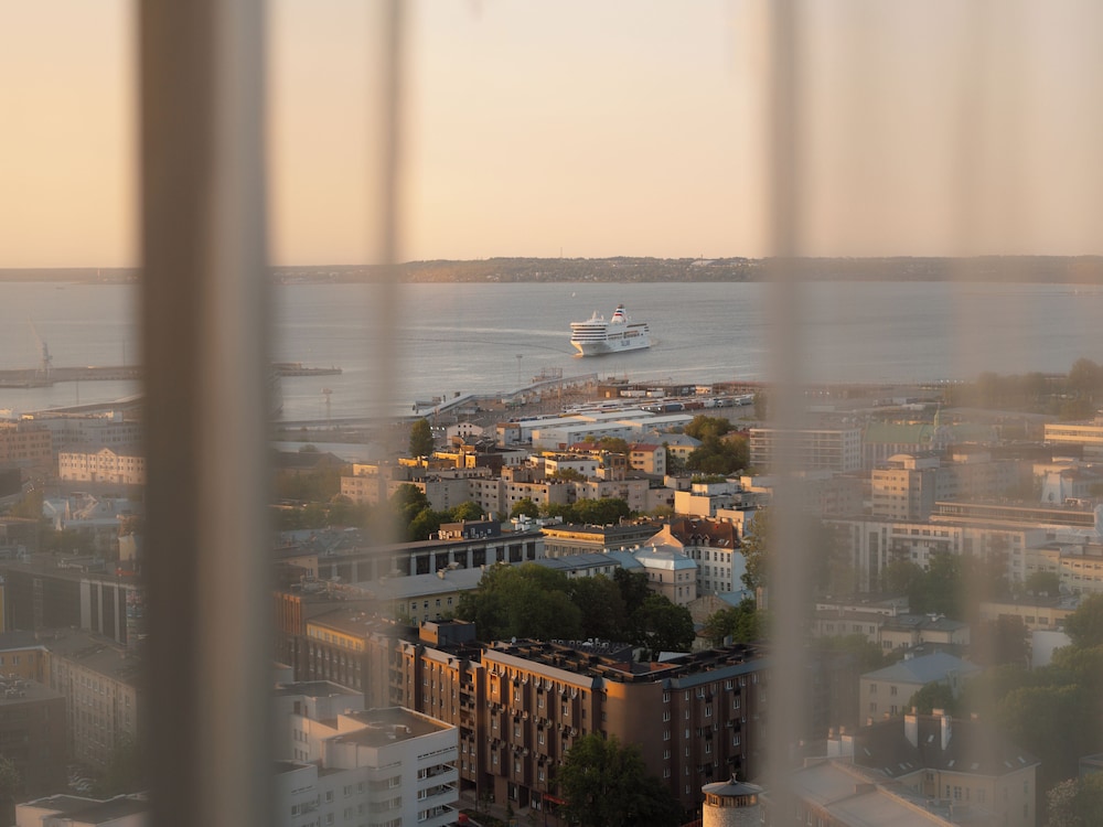 Habitación Grand con Vistas al Puerto del hotel Swissotel Tallinn. Foto 2