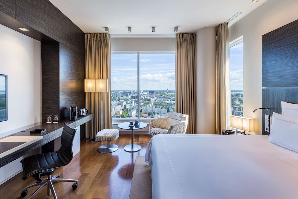 Habitación King Swiss Executive con Vistas al Puerto del hotel Swissotel Tallinn. Foto 7