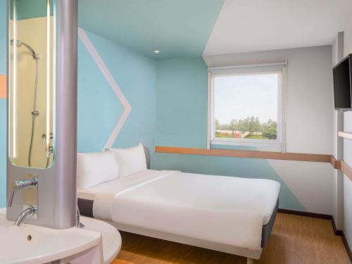 Estándar 2 camas individuales del hotel ibis budget Jakarta Airport