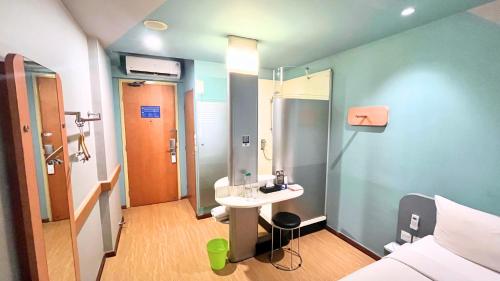 Estándar 2 camas individuales del hotel ibis budget Jakarta Airport. Foto 3