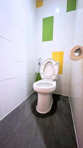Estándar 1 Cama Doble y 1 Cama de Dos Pisos del hotel ibis budget Jakarta Airport. Foto 2
