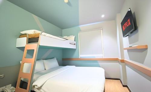 Estándar 1 Cama Doble y 1 Cama de Dos Pisos del hotel ibis budget Jakarta Airport. Foto 3