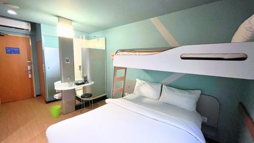 Estándar 1 Cama Doble y 1 Cama de Dos Pisos del hotel ibis budget Jakarta Airport. Foto 4