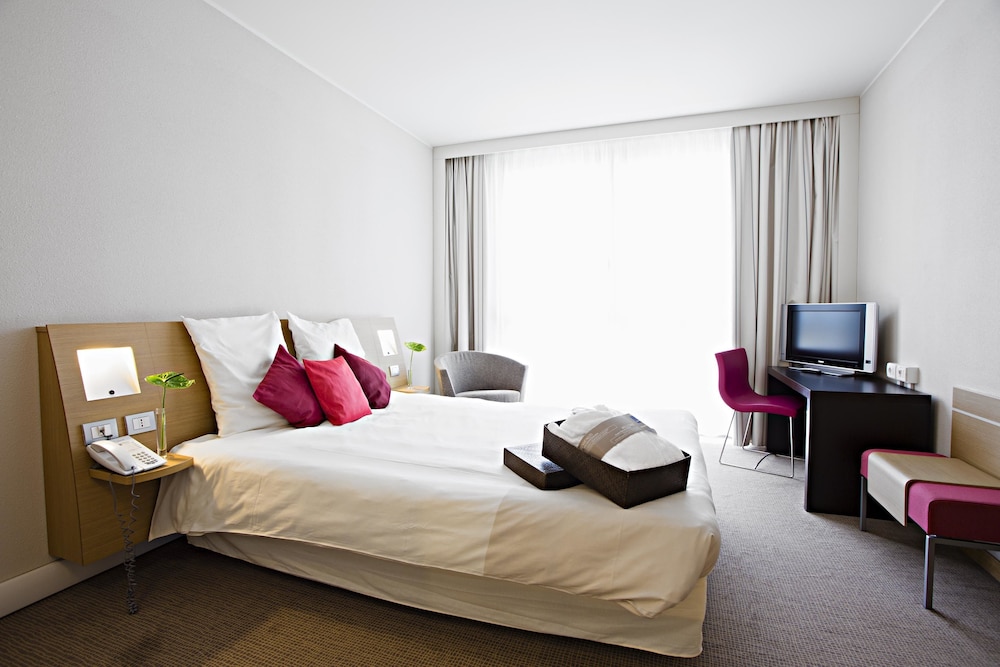 Habitación ejecutiva, 1 cama de matrimonio grande con sofá cama del hotel Novotel Milano Malpensa Aeroporto. Foto 1