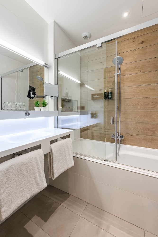 Habitación clásica con 1 cama doble o 2 individuales, bañera del hotel B55. Foto 5