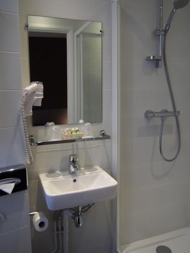 Habitación Doble del hotel Porte De Versailles. Foto 10