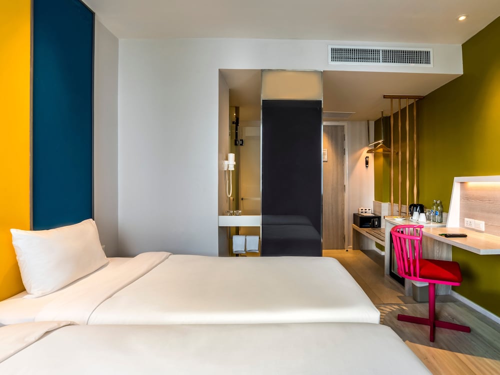 Habitación estándar con dos camas individuales del hotel Ibis Styles Phuket City. Foto 1