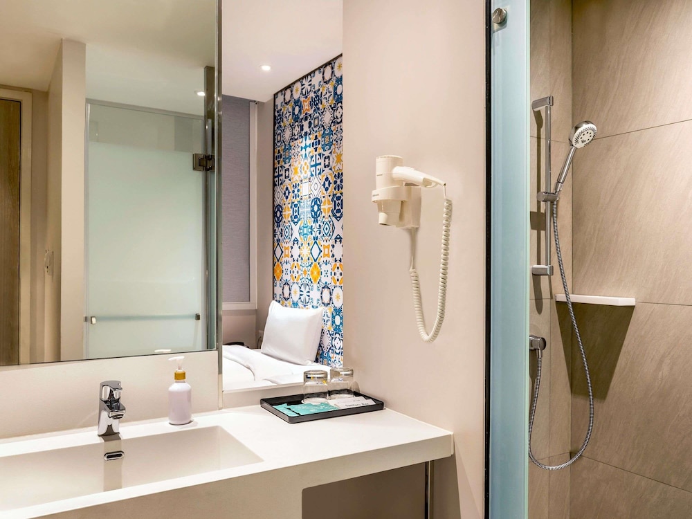 Habitación estándar con dos camas individuales del hotel Ibis Styles Phuket City. Foto 7