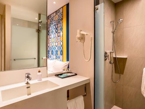 Habitación Estándar con 1 cama doble del hotel Ibis Styles Phuket City. Foto 4