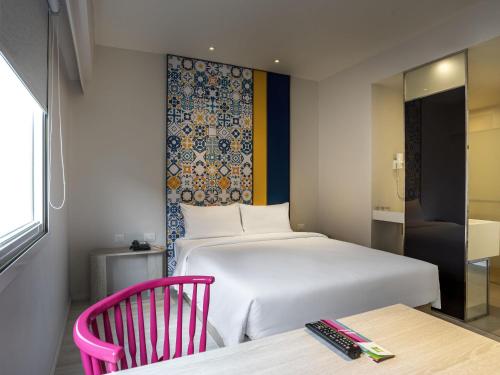 Habitación Familiar con 1 Cama Doble y Camas de Dos Pisos del hotel Ibis Styles Phuket City. Foto 3