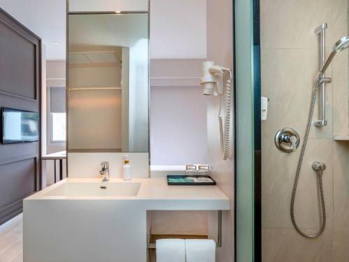 Habitación Familiar con 1 Cama Doble y Camas de Dos Pisos del hotel Ibis Styles Phuket City. Foto 6