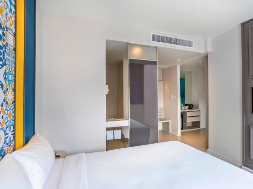 Suite Familiar con 1 Cama Doble y Cama de Dos Pisos del hotel Ibis Styles Phuket City. Foto 5