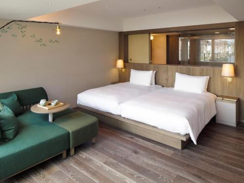 Habitación Doble con vistas al jardín, terraza y acceso al salón - 2 camas del hotel Good Nature Hotel Kyoto. Foto 4