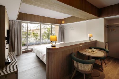Habitación Doble con vistas al jardín, terraza y acceso al salón - 2 camas del hotel Good Nature Hotel Kyoto. Foto 5