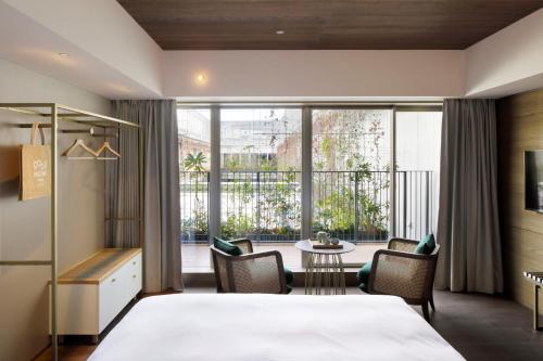 Habitación Doble con vistas al jardín, terraza y acceso al salón del hotel Good Nature Hotel Kyoto. Foto 6