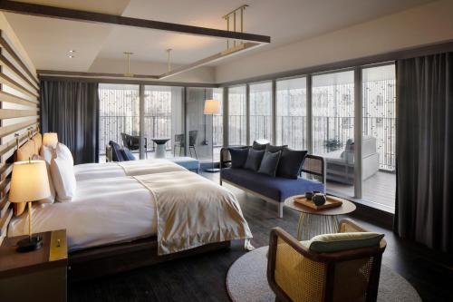 Suite Kawaramachi con terraza y acceso al salón del hotel Good Nature Hotel Kyoto. Foto 1