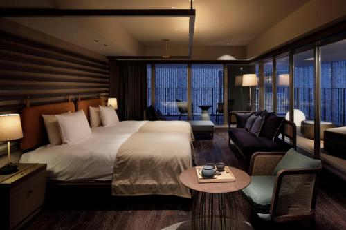 Suite Kawaramachi con terraza y acceso al salón del hotel Good Nature Hotel Kyoto. Foto 2