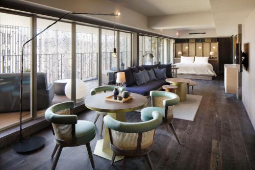 Suite Higashiyama con terraza y acceso al salón del hotel Good Nature Hotel Kyoto. Foto 4