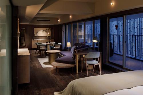 Suite Higashiyama con terraza y acceso al salón del hotel Good Nature Hotel Kyoto. Foto 7