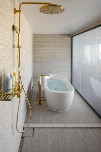 Suite Higashiyama con terraza y acceso al salón del hotel Good Nature Hotel Kyoto. Foto 8