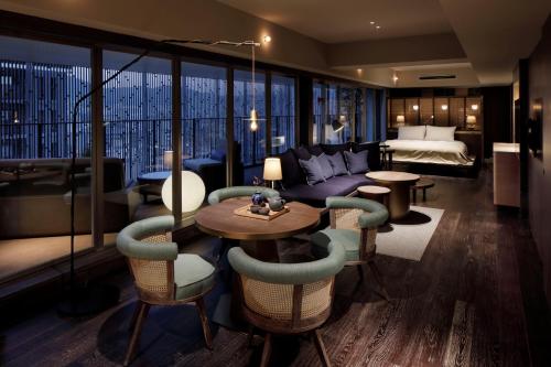 Suite Higashiyama con terraza y acceso al salón del hotel Good Nature Hotel Kyoto. Foto 10