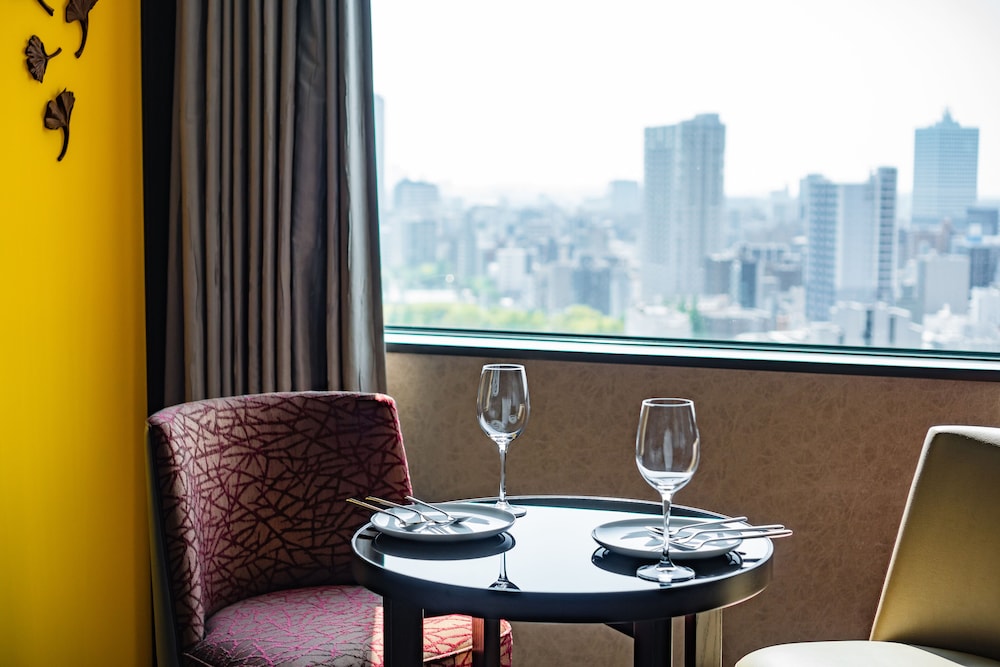 Habitación, en esquina (King, 34.3 sqm) del hotel The Royal Park Iconic Osaka Midosuji. Foto 2