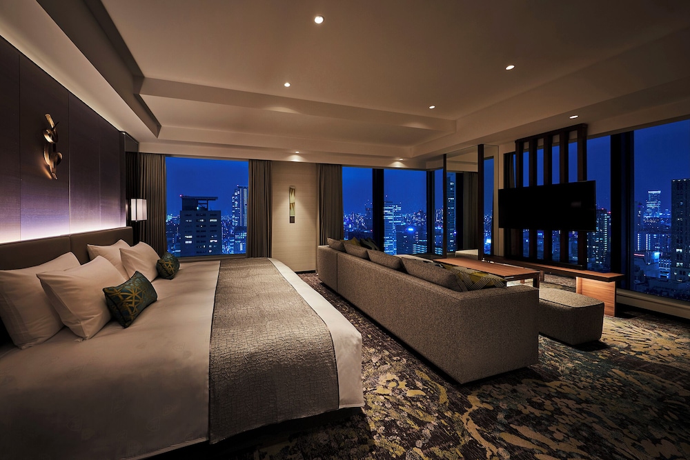 Habitación ejecutiva, en esquina (Deluxe King, with Lounge Access) del hotel The Royal Park Iconic Osaka Midosuji