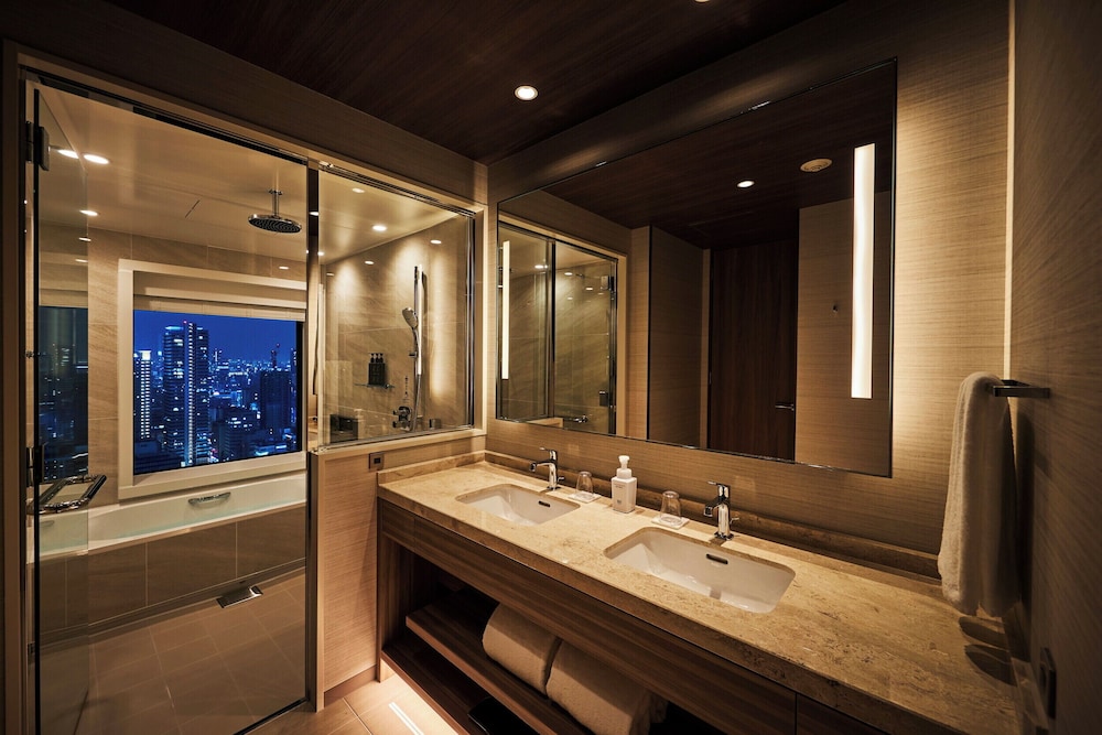 Habitación ejecutiva, en esquina (Deluxe King, with Lounge Access) del hotel The Royal Park Iconic Osaka Midosuji. Foto 11