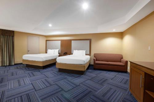 Suite con 1 cama extragrande y 2 camas grandes del hotel Best Western Summit Inn. Foto 1