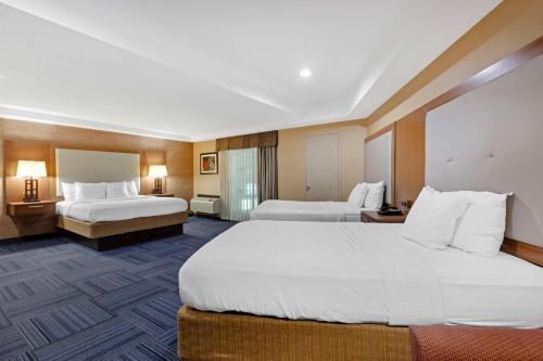 Suite con 1 cama extragrande y 2 camas grandes del hotel Best Western Summit Inn. Foto 2
