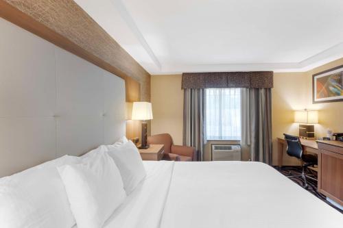 King Room with Roll - In - Shower - Mobility Accessible/Non - Smoking del hotel Best Western Summit Inn. Foto 1