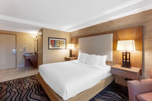 King Room with Roll - In - Shower - Mobility Accessible/Non - Smoking del hotel Best Western Summit Inn. Foto 2